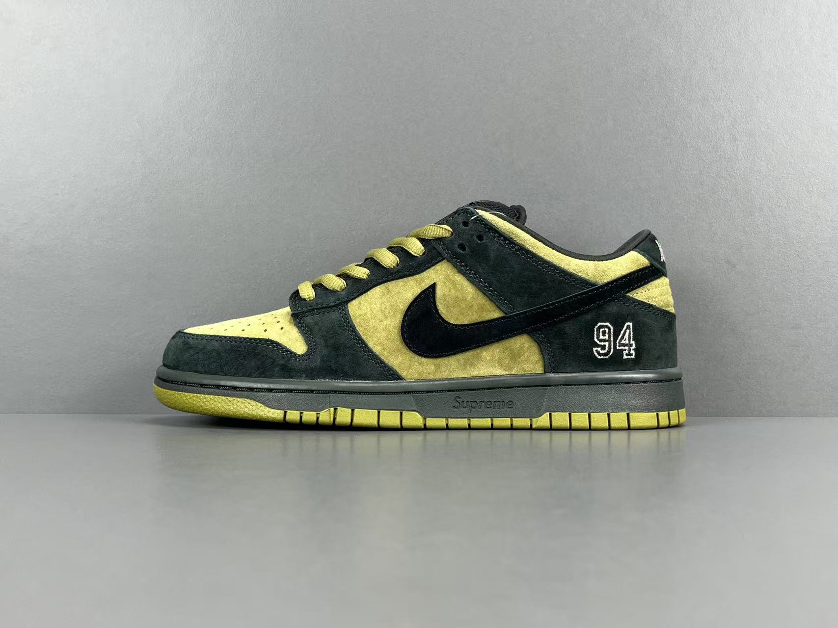 Nike x Supreme Dunk SB Low